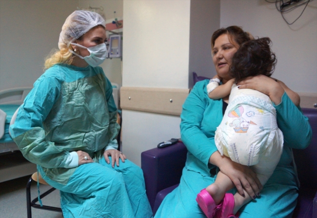 2 yaşındaki bebek hava ambulansıyla hayata tutundu